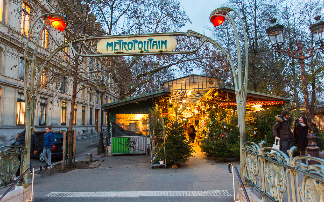 The Métropolitain Sign: A Parisian Portal